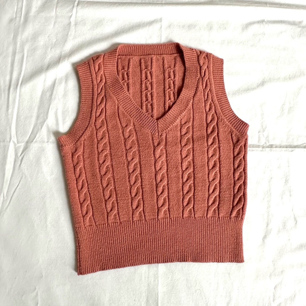 Coral Cropped knitted vest